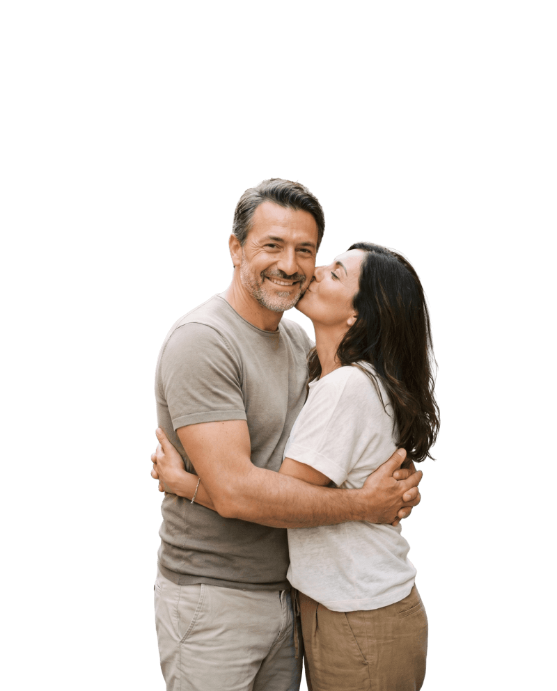 Uomo maturo sorridente che usa Alphamax integratore prostata