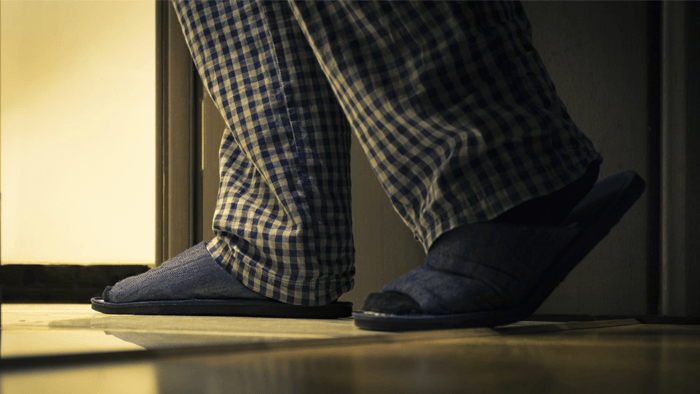 Uomo che si alza di notte per urinare - sintomo prostata
