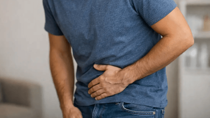 Uomo con fastidio addominale e tensione - supporto prostata